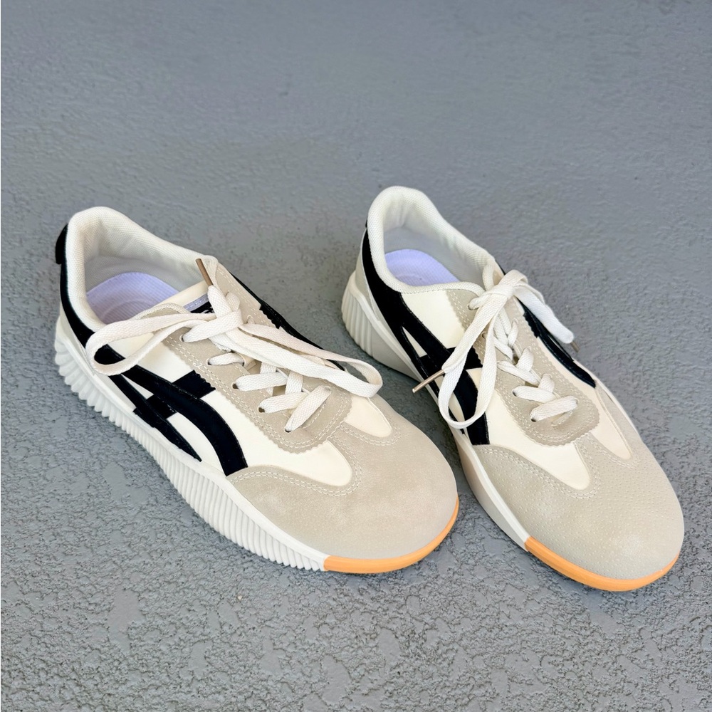 De Florence Stylish Women's Sneakers in Cream and Black